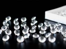 Broušené plastové diamanty k dekoracím