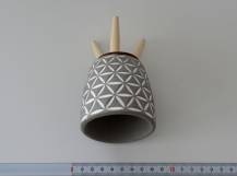 Cementová nádobka na stojánku - dekor B
