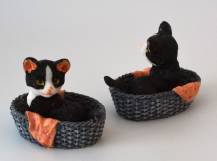 Dekorační figurka - Kočička v košíčku
