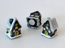 Dekorační mini figurka - Černobílý domeček