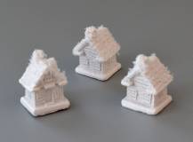 Dekorační mini figurka - Zasněžená bílá chaloupka