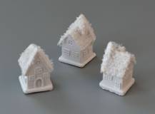Dekorační mini figurka - Zasněžený bílý domeček