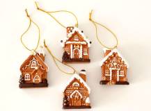 Dekorační závěsná figurka - Malovaný domeček Dekorační závěsná figurka - Malovaný domeček