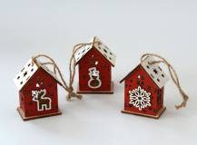 Dřevěná dekorace - Červený domeček s ozdobou