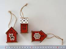 Dřevěná dekorace - Červený domeček s ozdobou