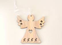 Dřevěná dekorace k zavěšení - Anděl velký se srdcem