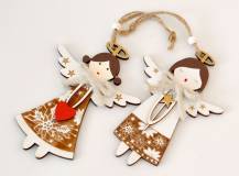 Dřevěná dekorace k zavěšení - Andělská holčička Dřevěná dekorace k zavěšení - Andělská holčička