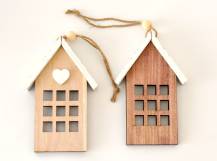 Dřevěná dekorace k zavěšení - Domek hnědý