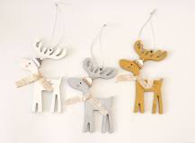 Dřevěná dekorace k zavěšení - Jelínek Dřevěná dekorace k zavěšení - Jelínek