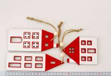 Dřevěná dekorace k zavěšení - Tři domky