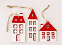 Dřevěná dekorace k zavěšení - Tři domky