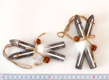 Dřevěná dekorace - Lyže s rolničkami