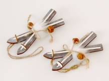 Dřevěná dekorace - Lyže s rolničkami Dřevěná dekorace - Lyže s rolničkami