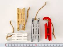 Dřevěná dekorace - Sáňky 7,5 cm s provázkem