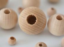 Dřevěné bukové kuličky s polodírkou