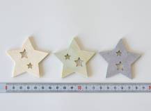 Dřevěné dekorace  - Hvězda s hvězdičkami 6 cm