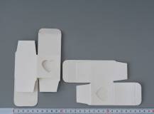 Papírová lesklá krabička 5 x 5 cm se srdíčkem - BÍLÁ
