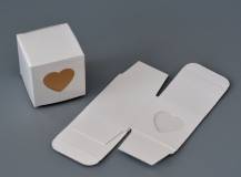 Papírová lesklá krabička 5 x 5 cm se srdíčkem - BÍLÁ