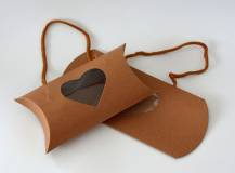 Papírová taška s okýnkem ve tvaru srdce
