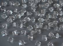 Plastové broušené krystaly s průvlekem