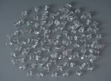 Plastové broušené krystaly s průvlekem