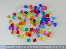 Plastové kameny ve tvaru broušeného krystalu