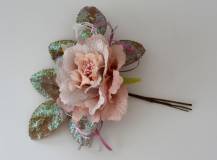 Růže s glitry - přízdoba na drátku