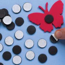 Magnety samolepící
