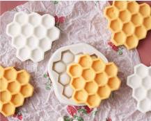 Silikonová forma - ozdoba včelí plástev 45 x 45 mm