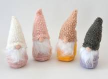 Textilní dekorace - Vánoční skřítek s vousy 15,5 cm