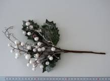 Větvička s bílými bobulemi a stříbrnými listy