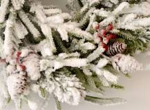 Zasněžený vánoční věnec z jehličí prům. 30 cm