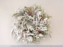 Zasněžený vánoční věnec z jehličí prům. 30 cm